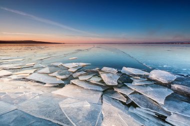 Buz Gölü üzerinde dağınık parçaları