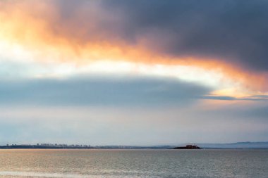 Turuncu bir ada üzerinde bulut