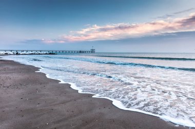Kış sabahı denizin kenarında