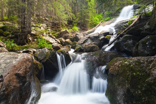 Amazign waterfall in the forest — Stock Photo, Image