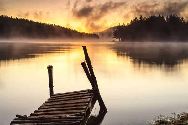 Cais de madeira em um lago calmo — Fotografia de Stock