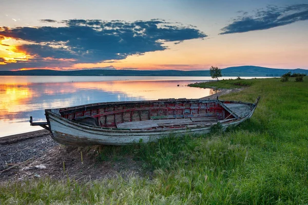 Bateau de pêche au bord du lac — Photo