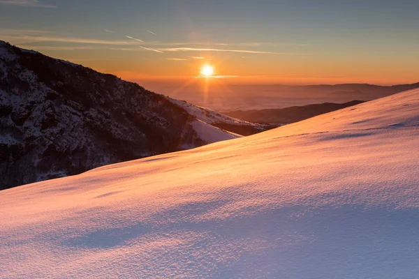 Romântico nascer do sol na montanha — Fotografia de Stock
