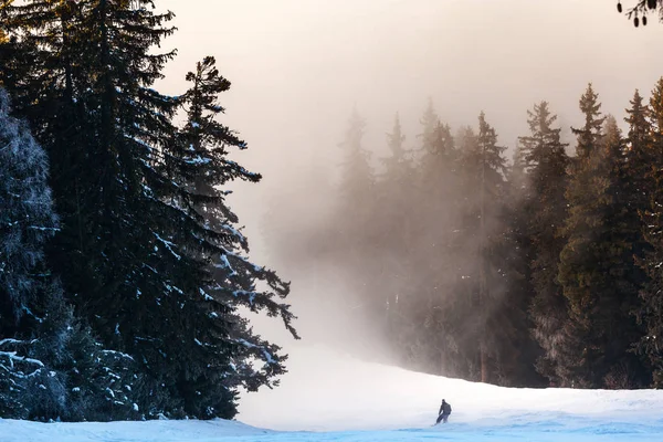Snowboarder solitário na encosta — Fotografia de Stock