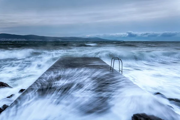 Tempestade marinha dramática na costa — Fotografia de Stock