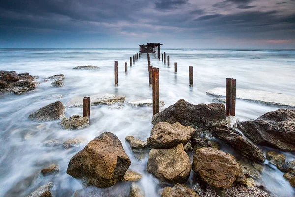 Resti di un ponte in un mare tempestoso — Foto Stock