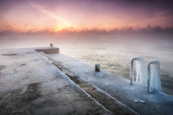 Plataforma marítima congelada ao nascer do sol — Fotografia de Stock