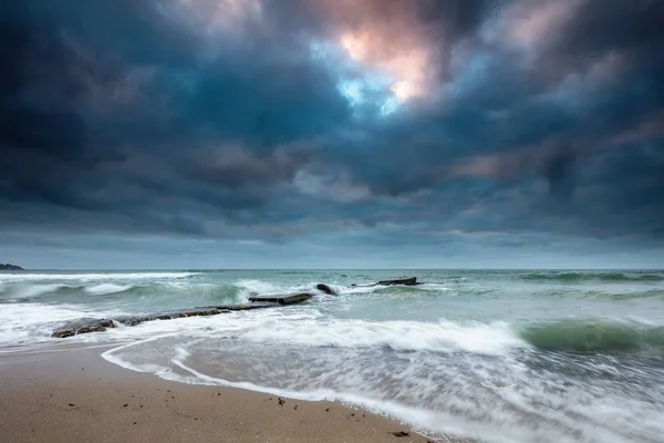 Nascer do sol de inverno tempestuoso junto ao mar — Fotografia de Stock