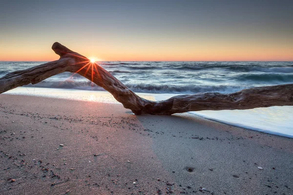 Güneş ışınları throug denizin kenarında bir günlük