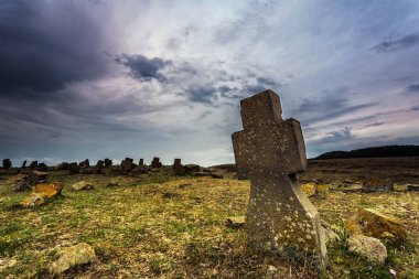 alacakaranlıkta eski mezarlığı