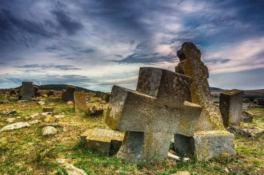 alacakaranlıkta eski mezarlığı