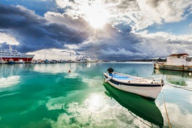 Balıkçı teknesi masmavi Harbour