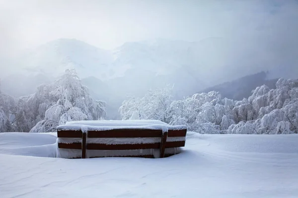 Banco sob a neve — Fotografia de Stock