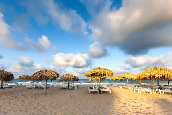 Sunshades dourados na praia — Fotografia de Stock