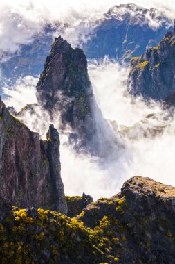 Bulutların üstünde dik dağ rock