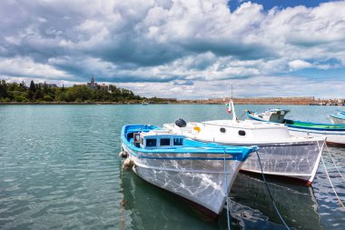 Beyaz balıkçı tekneleri limanda