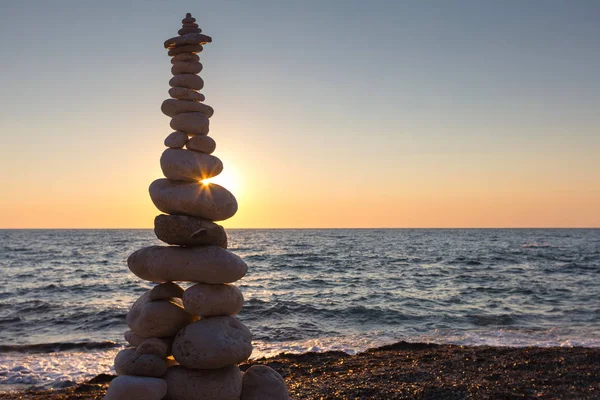 Kamenná věž u pláže — Stock fotografie