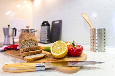 Limon, karabiber ve bütün tahıl ekmeği