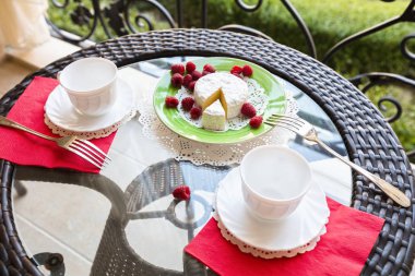 Brie peyniri ve ahududu