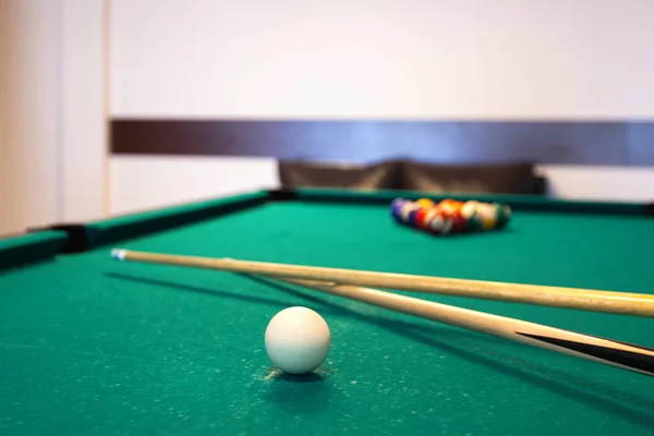 Pooltafel met ballen — Stockfoto