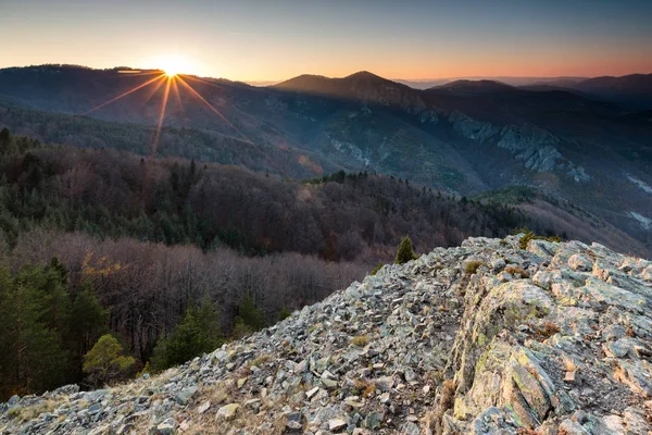 Paisaje vista a la montaña al atardecer — Foto de Stock