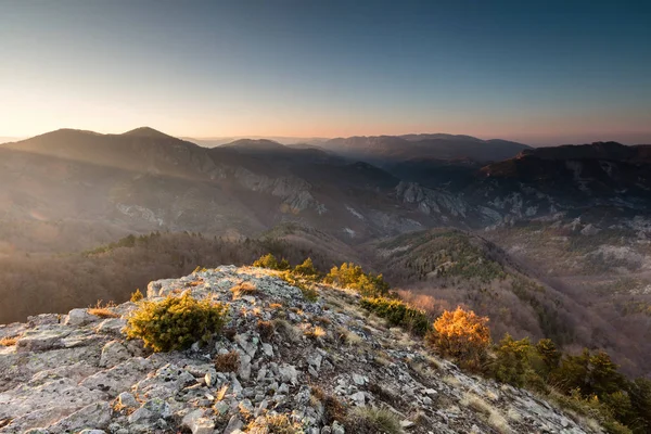 Vista panorâmica da montanha ao pôr do sol Fotos De Bancos De Imagens