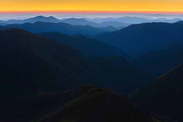 Mar sem fim de colinas de montanha Imagens De Bancos De Imagens Sem Royalties