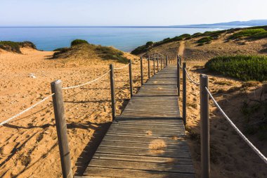 Sardunya 'daki sahile giden tahta patika.
