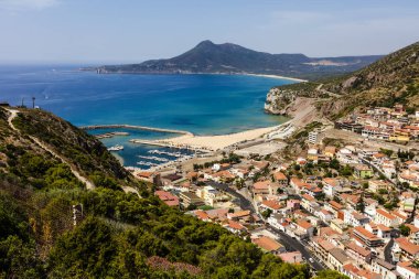 Sardunya 'da deniz kıyısındaki küçük bir kasabanın manzarası