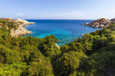 Sardunya 'nın kuzeyinde farklı şekillerde kayaları olan bir pelerin.