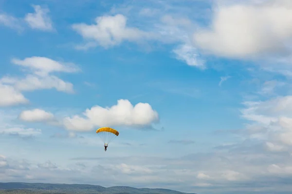 Parachutist flying on the background of the beautiful sky. — Stock Photo, Image
