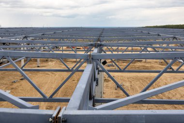 İnşaat alanı, çelik yapı yapım aşamasında.