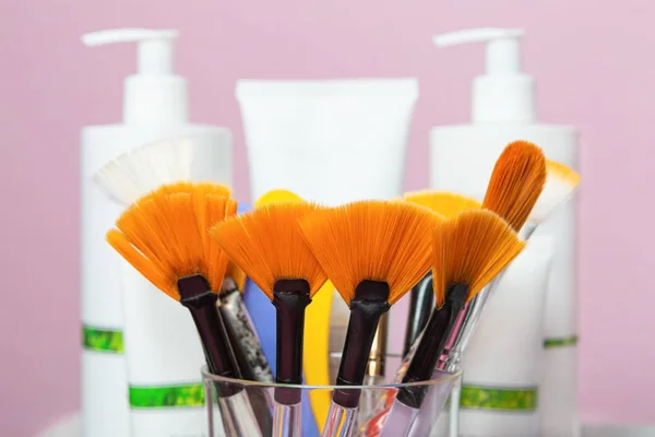 close-up fan cosmetic brushes