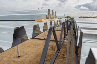 Endüstriyel metal çatının yapımı. Binaların bağlantısı.