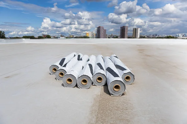 Çatı Pvc Zarını Rulolara Yerleştiriyorum Endüstriyel Çatı — Stok fotoğraf