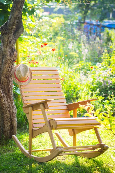 Sedia a dondolo in un giardino — Foto Stock