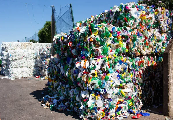 Plastové odpadky do brikety pro další zpracování — Stock fotografie