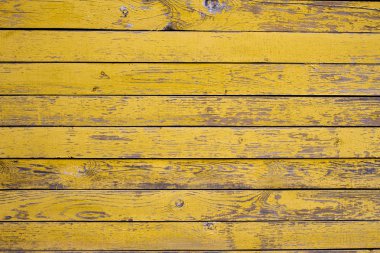 eski ahşap yüzey lapa lapa sarı boya ile kaplı