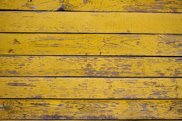 Superfície de madeira velha coberta com tinta amarela escamosa — Fotografia de Stock
