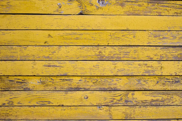 Vieja superficie de madera cubierta con pintura amarilla escamosa — Foto de Stock