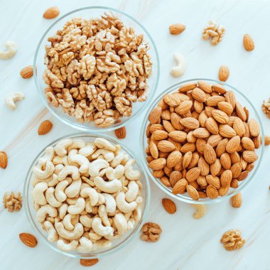 Masadaki cam tabaklarda fındıklar, sağlıklı gıda konsepti.