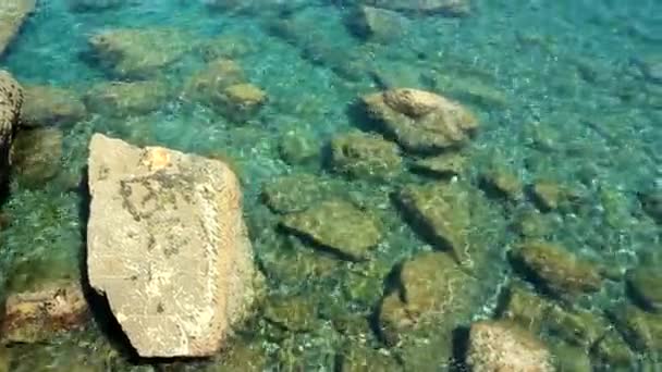 Agua en el mar con piedras — Vídeos de Stock