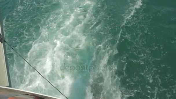 ボートの後ろに海の波. — ストック動画