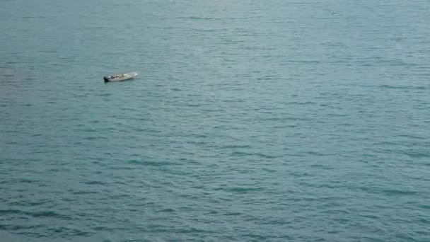 Barco solitario en el mar — Vídeo de stock