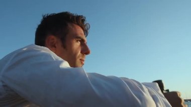 Adam dürbün ile sahilde