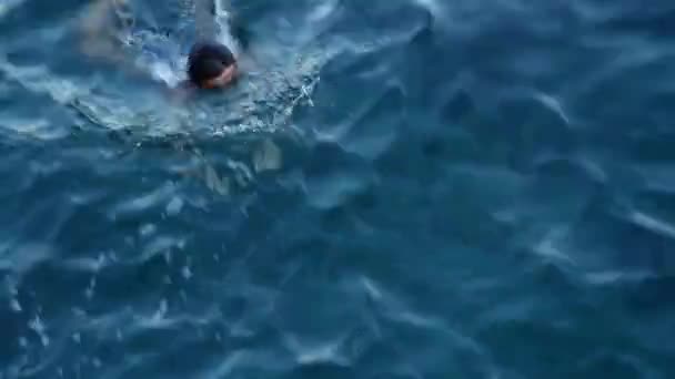 Un uomo nuota nel mare . — Video Stock
