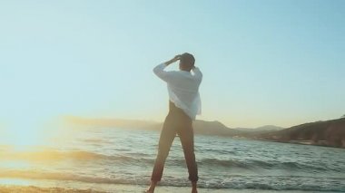 adam kumsalda yürür