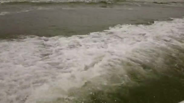 Волна от лодки — стоковое видео