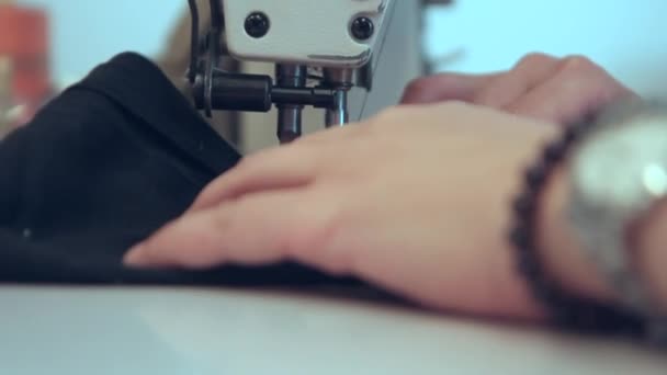 Fechar na máquina de costura — Vídeo de Stock