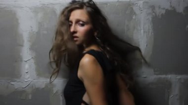 Duvarın yanında kızlar yüz yüz ifadeleri duygular